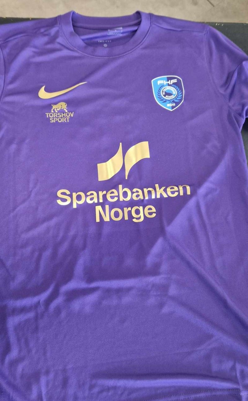 Den nye logoen til Sparebanken Norge på drakten vår